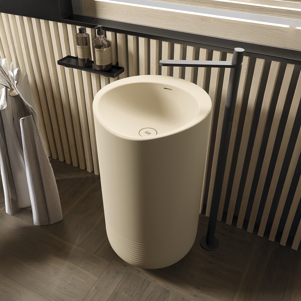 Aura Single Central Washbasin unisce eleganza e praticità, con linee minimaliste e una finitura impeccabile. Perfetto per completare un bagno moderno e sofisticato.