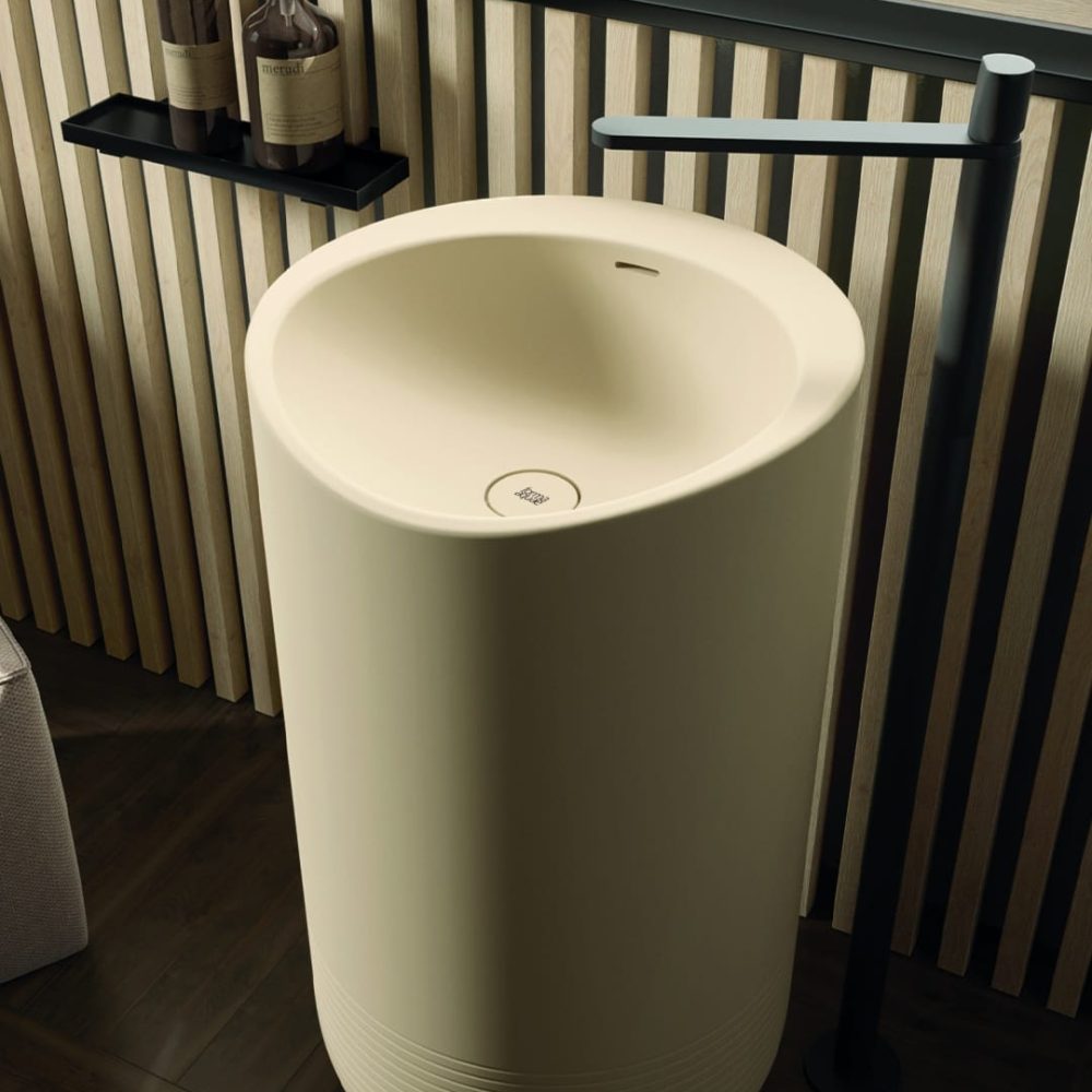 Aura Single Central Washbasin unisce eleganza e praticità, con linee minimaliste e una finitura impeccabile. Perfetto per completare un bagno moderno e sofisticato.