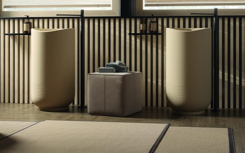 Aura Single Central Washbasin unisce eleganza e praticità, con linee minimaliste e una finitura impeccabile. Perfetto per completare un bagno moderno e sofisticato.